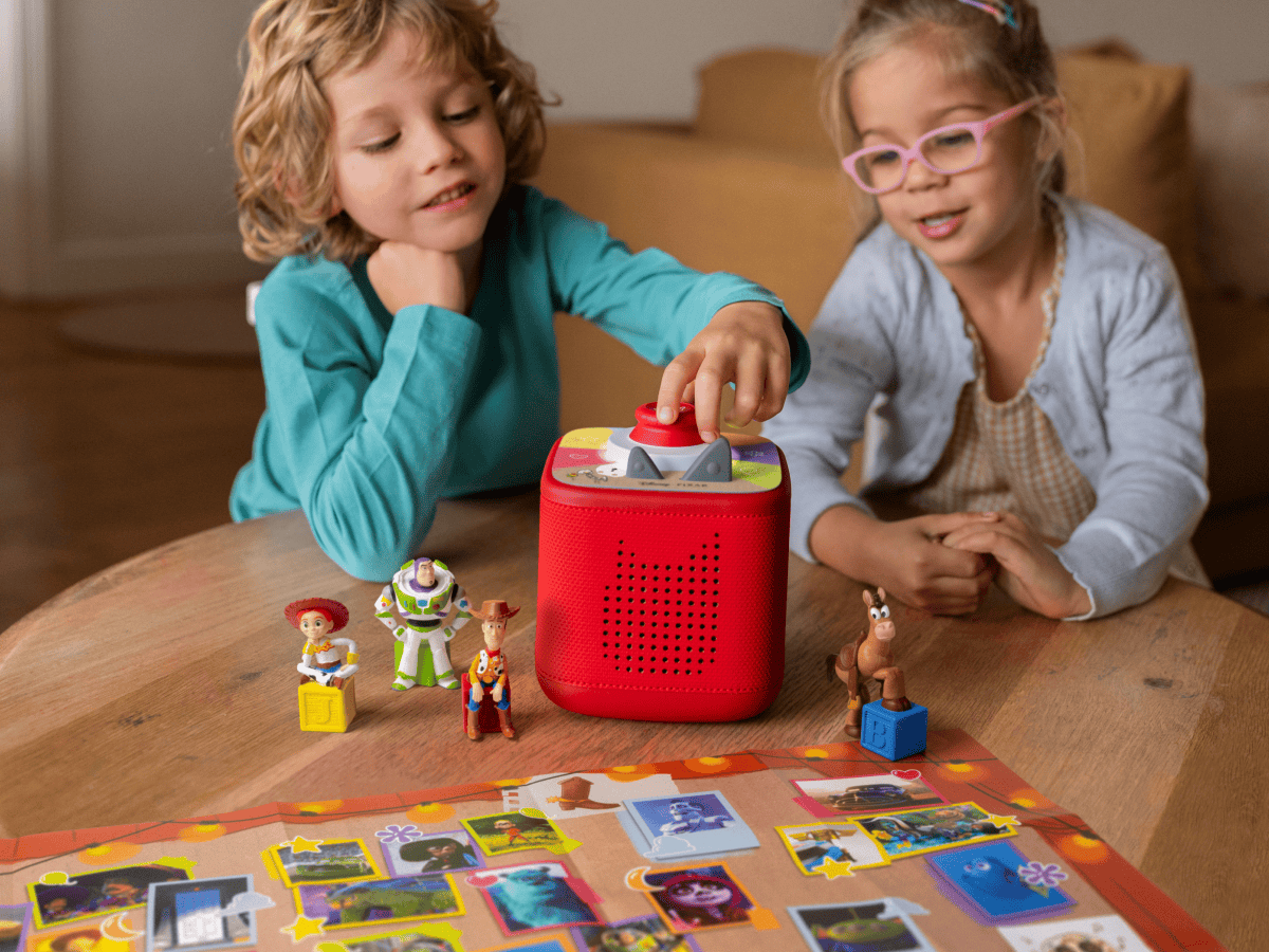 Scene-Searchers-Game-Controller-PS-GAME-CONTROLLER-PIXARSCENESEARCHERS-SET-USCA-TB2LifestyleImage.png