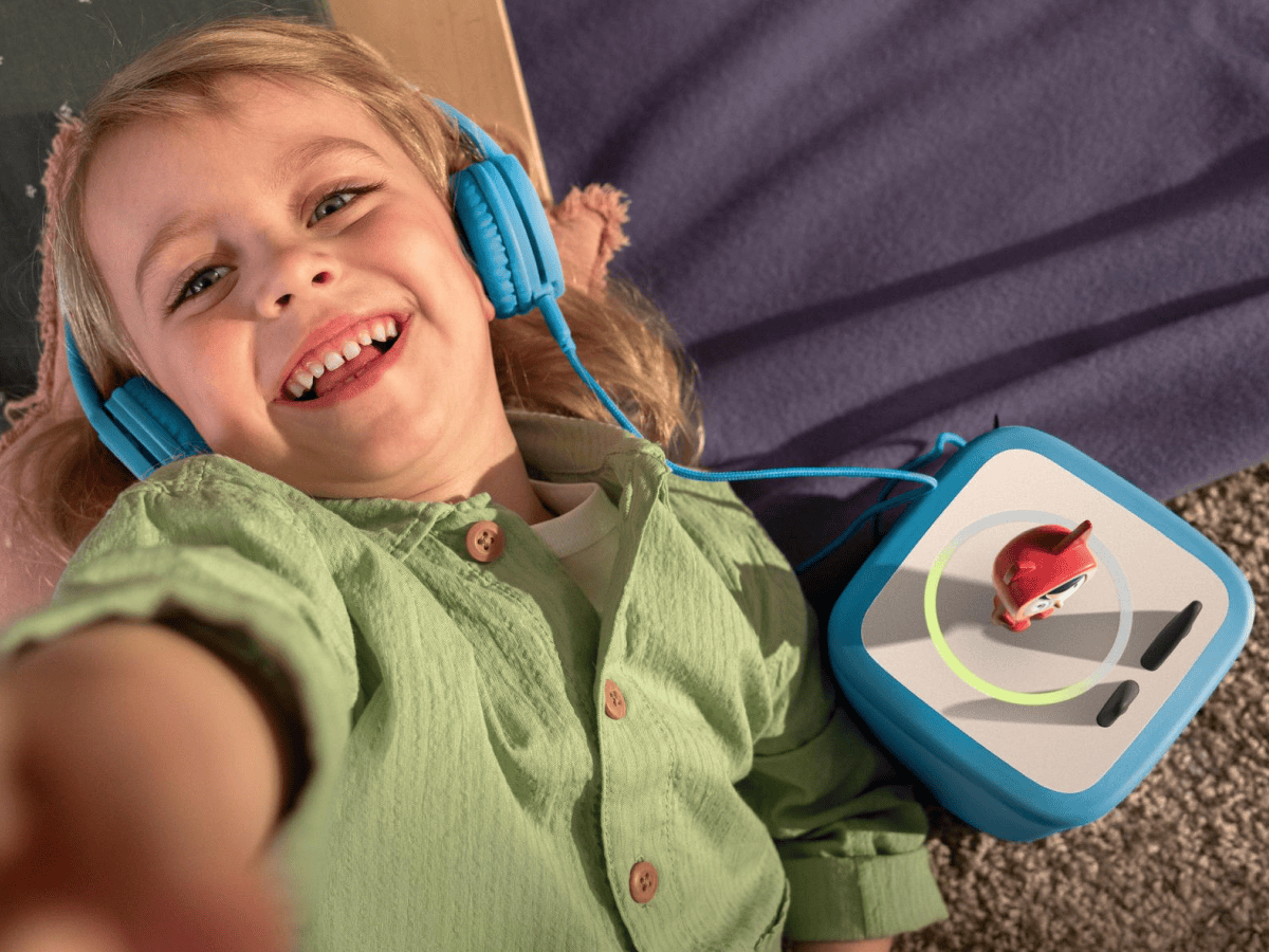 Wired-Blue-Headphones-10003295-TB2LifestyleImage.png