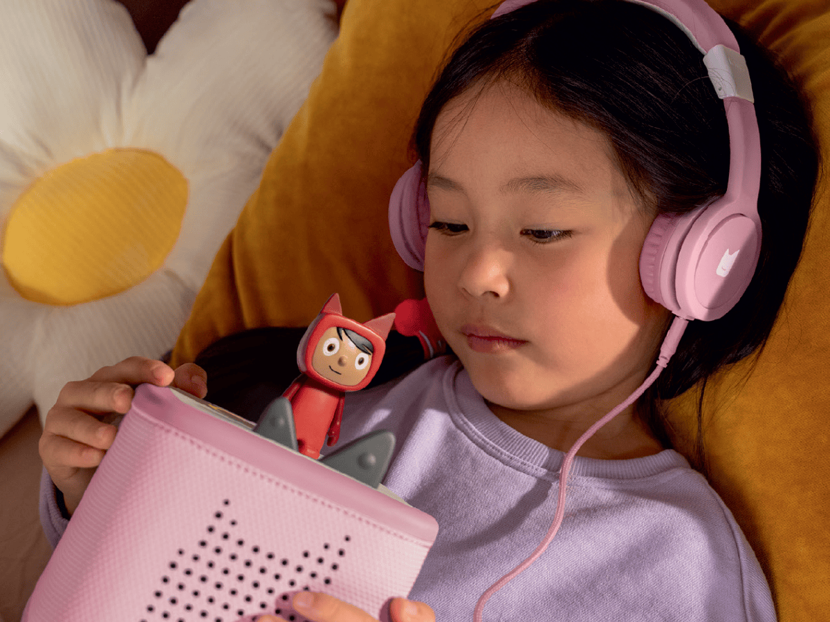 Wired-Pink-Headphones-10003297-TB2LifestyleImage.png