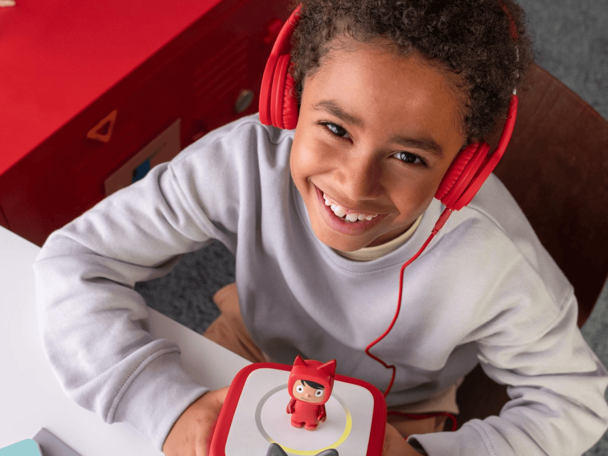 Wired-Red-Headphones-10003294-TB2LifestyleImage.png