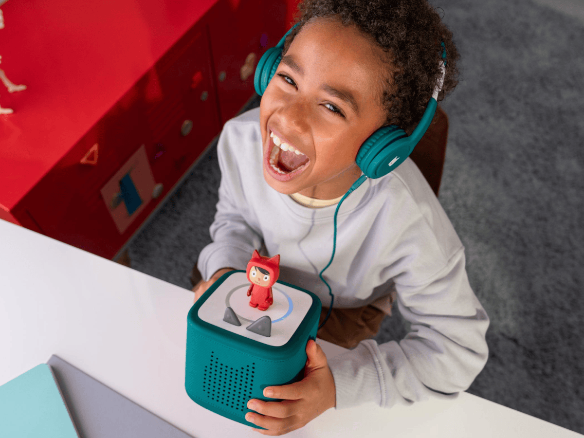 Wired-Teal-Headphones-10003296-TB2LifestyleImage.png